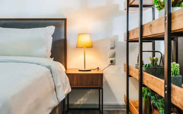 Sanders Home Suites - Inviting Downtown Studio