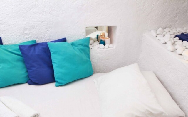 Blu Bianco Cave House