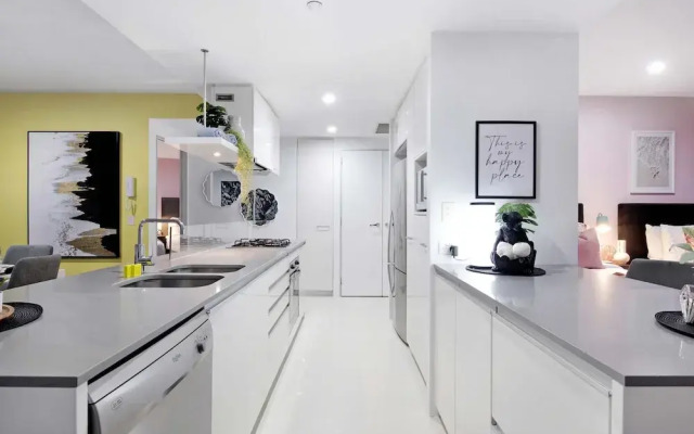 Low floor - Sleeps 8 - Circle on Cavill - Wow Stay