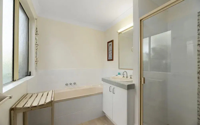 Fabulous Pet Friendly Family Home - 3 Carribean Court