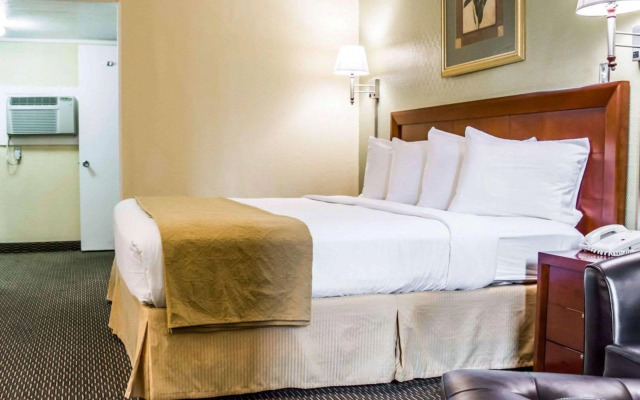 Quality Inn Airport - Cruise Port