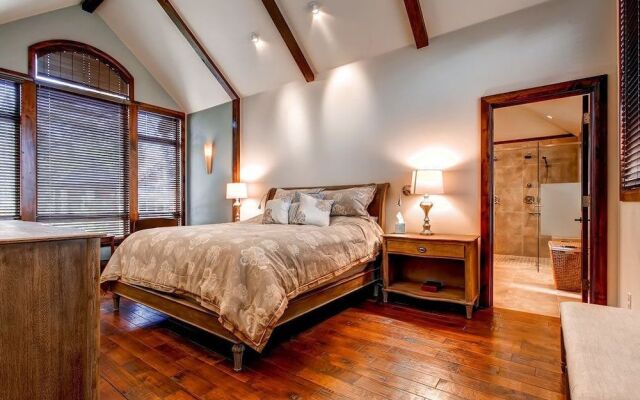 Cawha Outlook Chalet by RedAwning