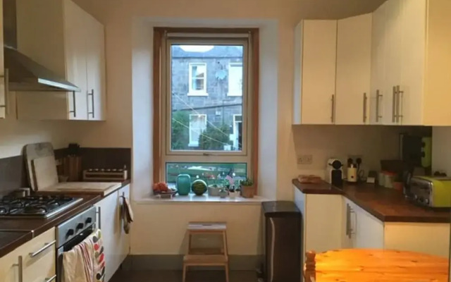 Spacious 3 Bedroom Flat in a Charming Location