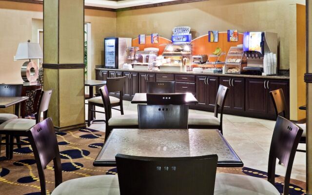 Holiday Inn Express Hotel & Suites Clovis