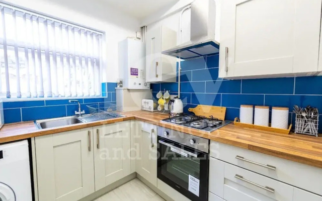 Lush Apartments 4 Bedroom House Claude