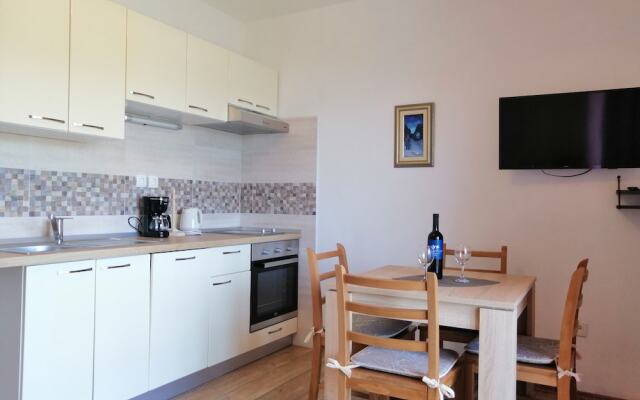 Apartments and Room Caric