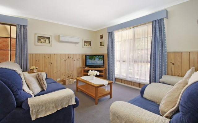 Oak Cottage - Tudor Village Unit 5 – Guest Rooms – Bright
