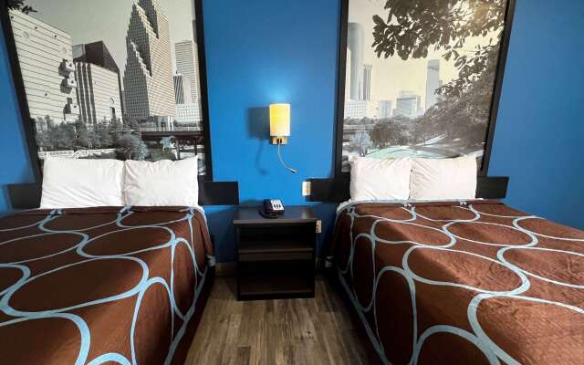 Super 8 by Wyndham Houston North I-45
