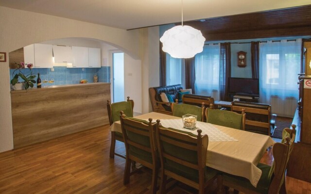 Awesome Apartment in Medulin With 5 Bedrooms and Internet
