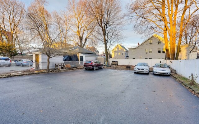 Pet-friendly Salem Apartment w/ Shared Deck!