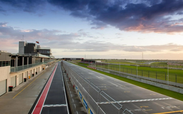 Rydges Pit Lane Hotel