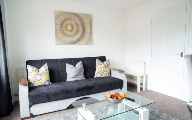 Contractorscleancharming 2-bed House in Coventry