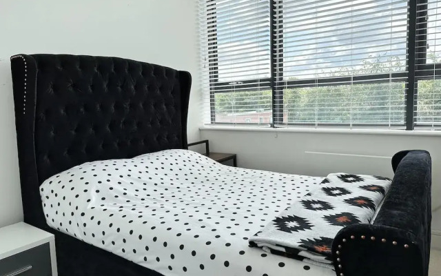 Condo Apartment With Workspace