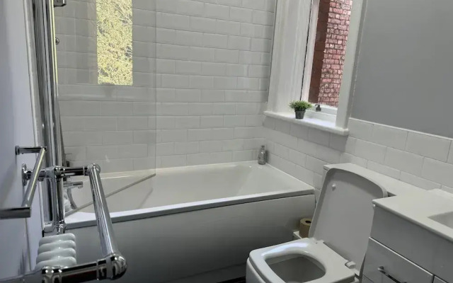 Beautifully Lit Airy 1-bed Apartment in Liverpool
