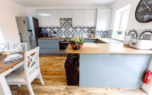 Chute House 4 bed house private garden city center