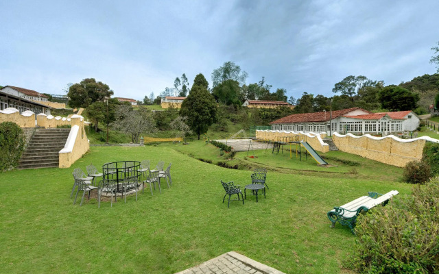 OYO Premium Golf Club Road