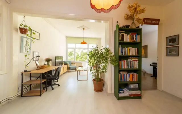 Charming Flat with Refreshing View in Kadikoy