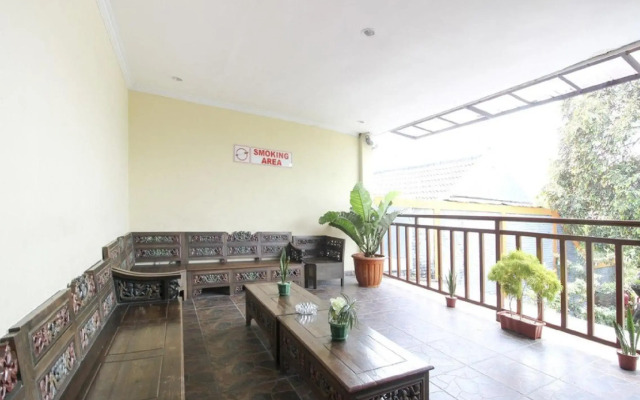 RedDoorz Plus near Stadion Mandala Krida