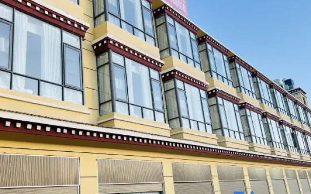 Elong Hotel (Shangri-La Dukezong Ancient City Railway Station)