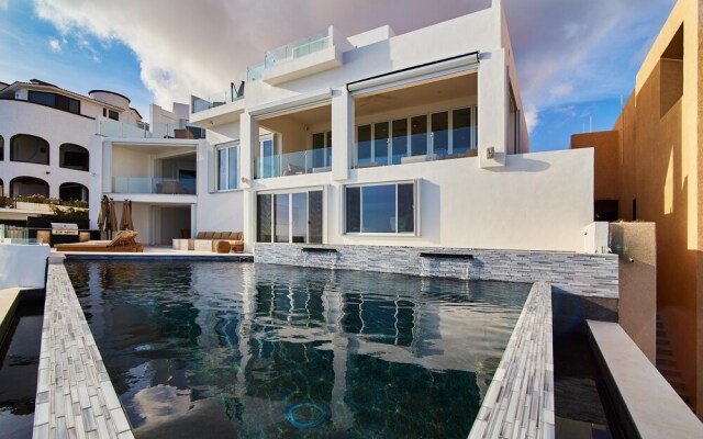 Luxurious Oceanfront Living, Minutes From Downtown: Villa Land's End