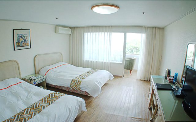 Jeju Honeycrown Hotel