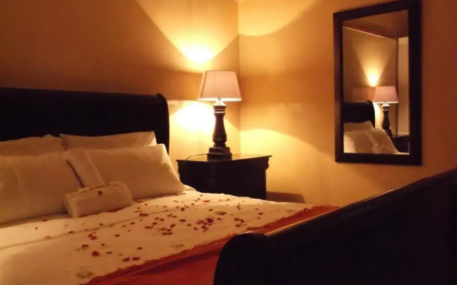 Stone Crescent Hotel