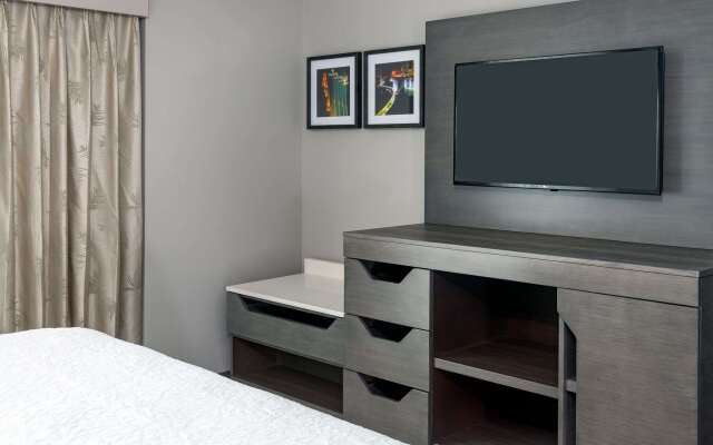 Hampton Inn & Suites Kansas City-Country Club Plaza