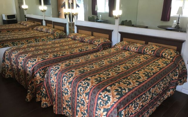 Colonial Pool and Spa Motel
