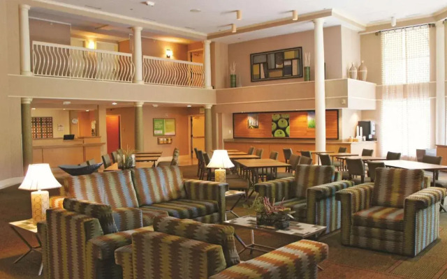 La Quinta Inn & Suites by Wyndham Houston Bush IAH South