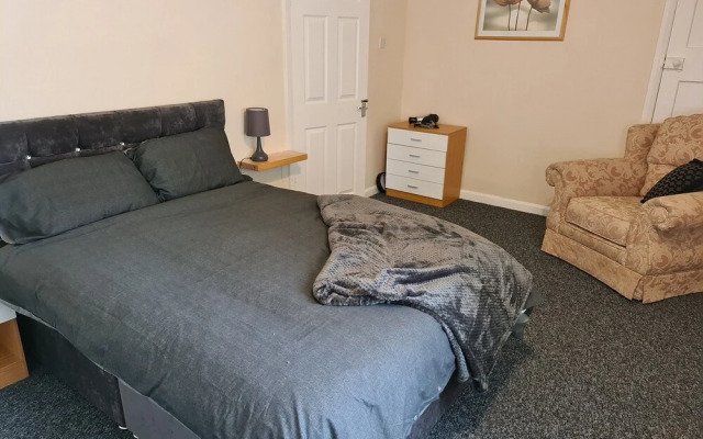 Beautiful Spacious 3-bed House With Private Garden