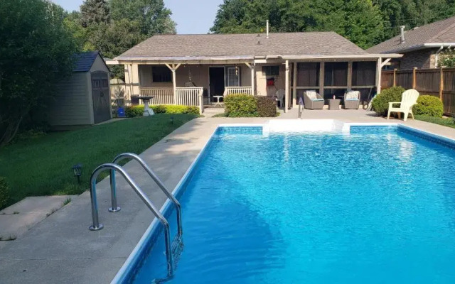 Luxurious Pool Cottage
