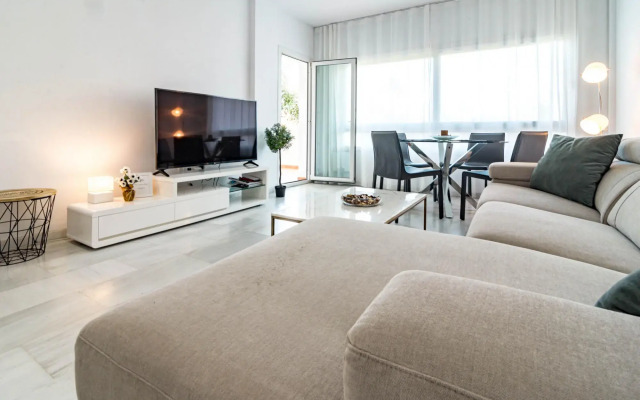 PR20 - Beach front flat Puerto Banus