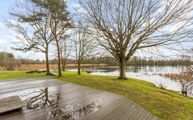 Stunning Lakeside Country Retreat near Cirencester