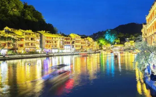 Phoenix Menghua River View Homestay (Phoenix Ancient City Branch)