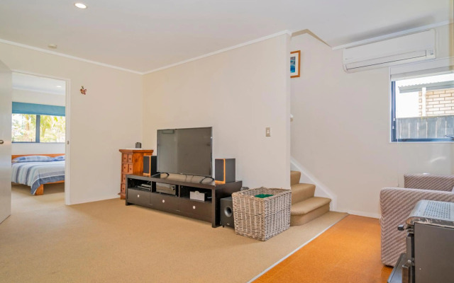 Kowhai Corner - Matarangi Holiday Home