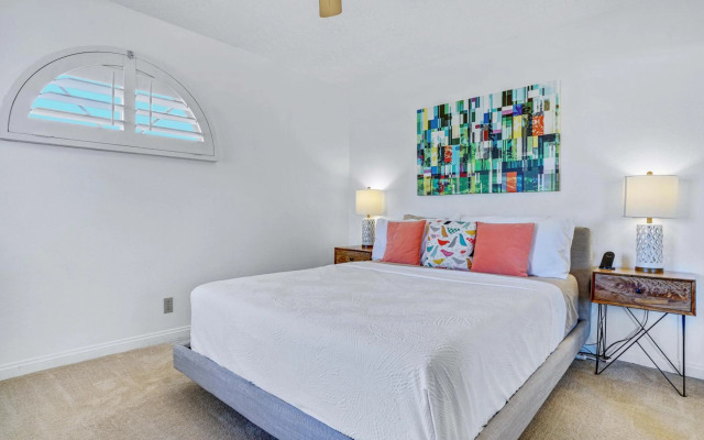 Elegant modern Palm Desert getaway