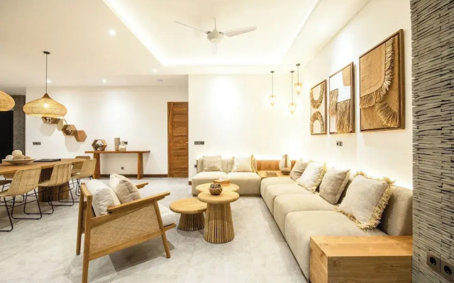 Coastal Elegance: 4BR Villa, 400m to Finns,