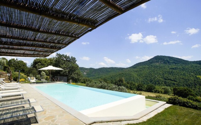 Spacious Holiday Home with Swimming Pool in Anghiari