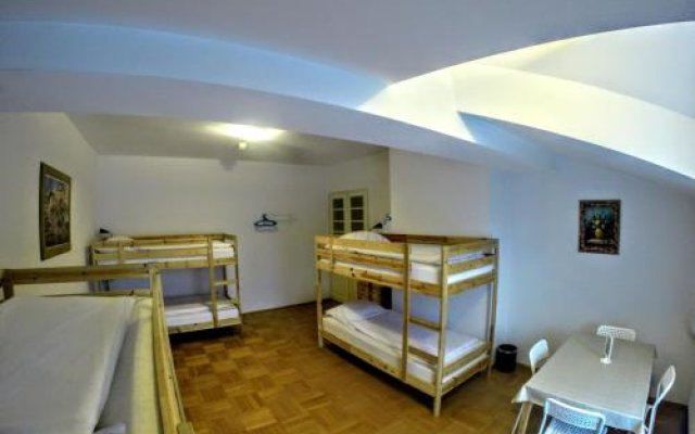 Red Sails Hostel & Apartments