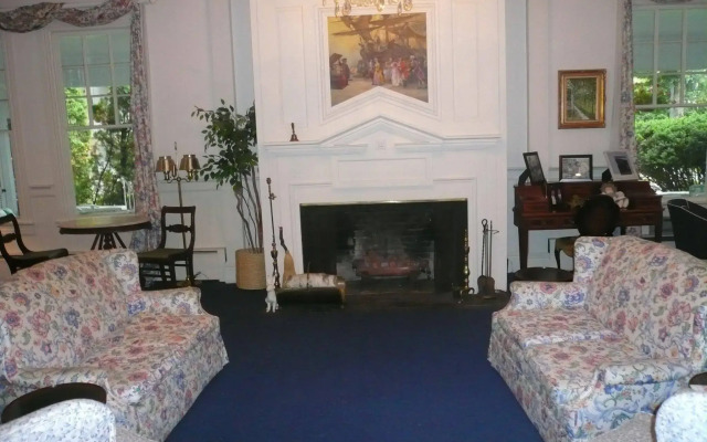 Colonial Inn in Harbor Springs