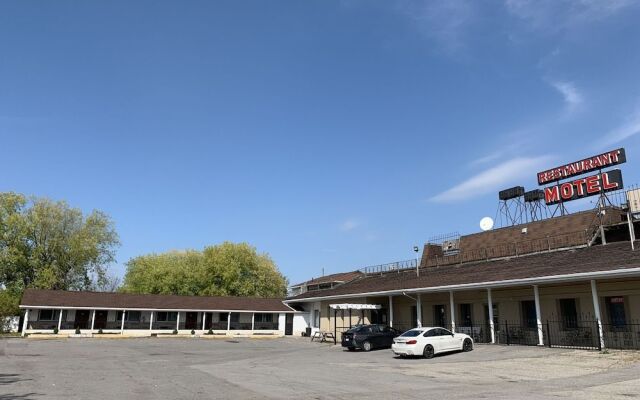 7 West Motel