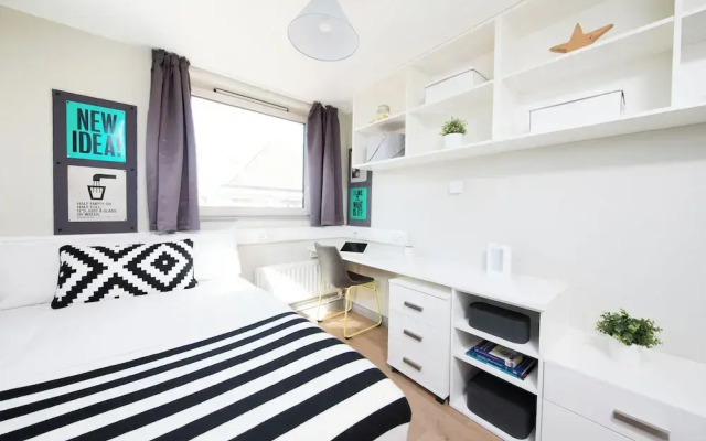 Student Only Ensuite Room in Apt London