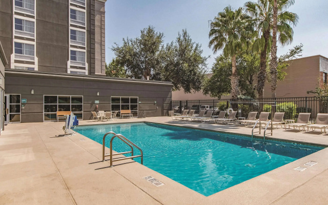 La Quinta Inn & Suites by Wyndham San Antonio Downtown