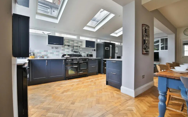 4 Bed House with Pool Table & Parking