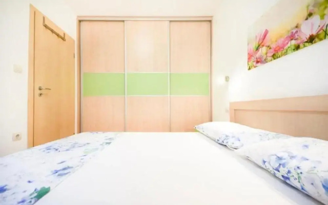 Ennio - 100m From the Beach - A2 Zeleni