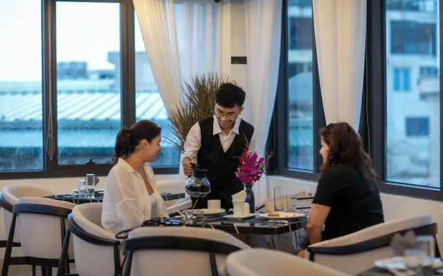 Le Premier Hotel & Rooftop Bar