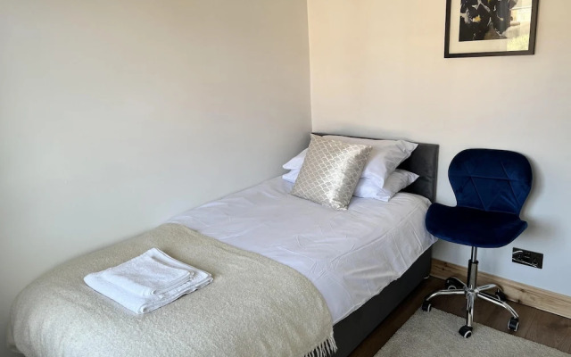 Impeccable 3-bed House in Nottingham Free Parking