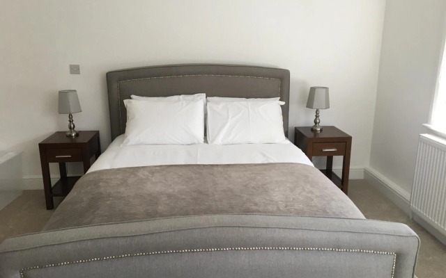 Luxurious 1 BED Serviced APARTMENT COBHAM