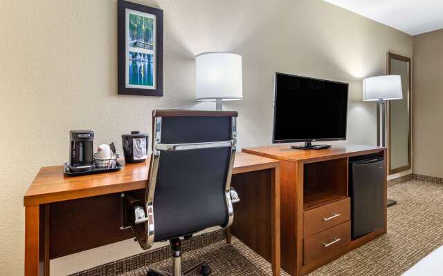 Comfort Inn & Suites Spring Lake - Fayetteville Near Fort Liberty