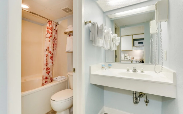Oceanfront Boardwalk Condo w Private Balcony & Close to the Beach